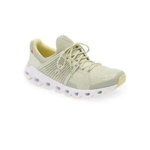 Like NEW! On Cloudswift Running shoe. Women’s size 10. Color Hay/Leaf.